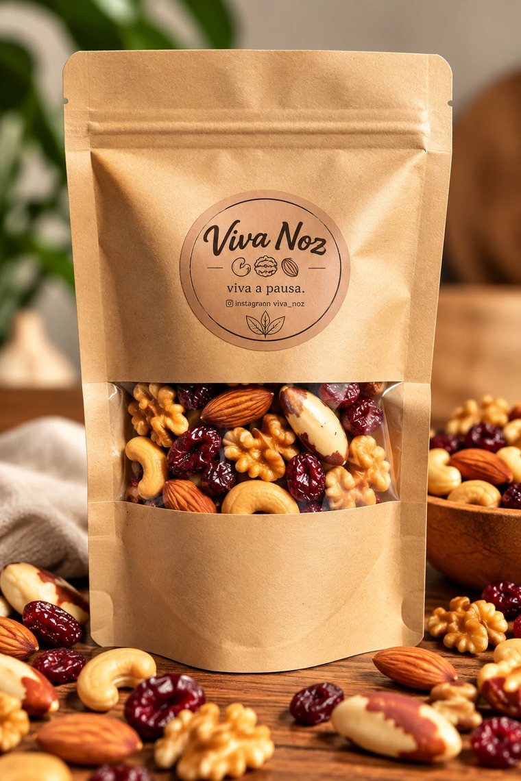 Pacote de Mix de Castanhas Viva Noz sobre mesa de madeira